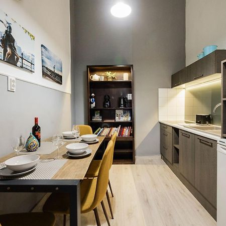 Urban Tranquillity By The Main Shopping Street Apartment Budapest Luaran gambar