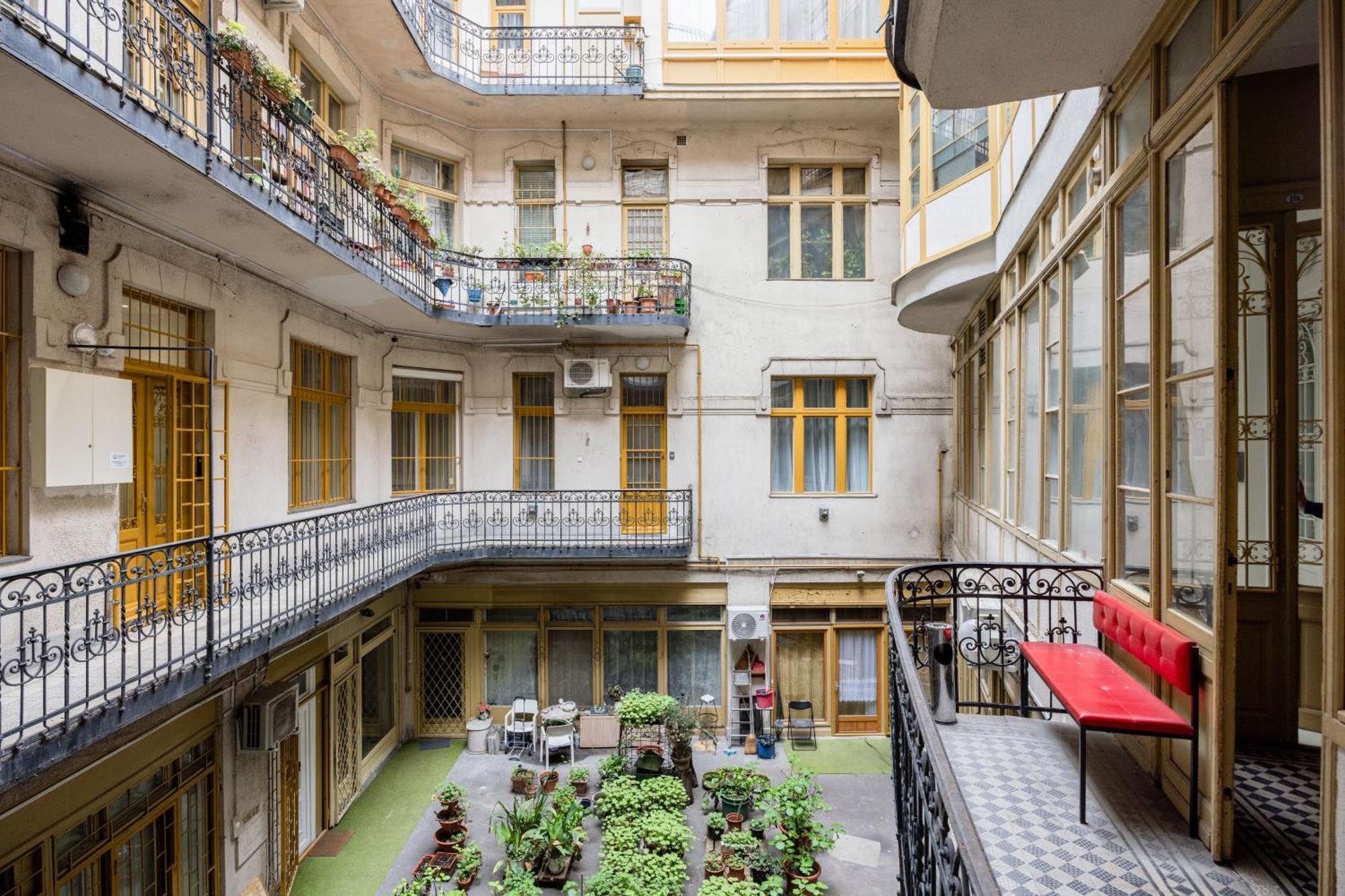 Urban Tranquillity By The Main Shopping Street Apartment Budapest Luaran gambar